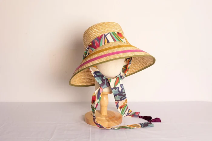Sombrero de paja asimetrico rosa flores