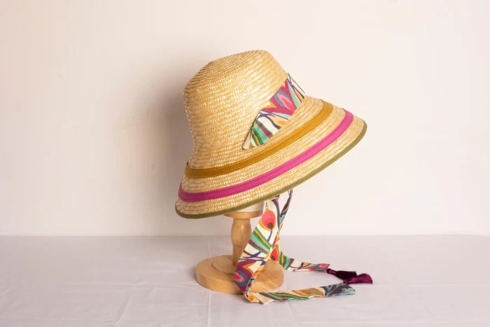Sombrero de verano asimetrico rosa flores