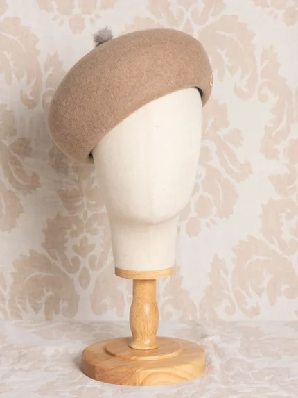 Casquete de lana beige con pompon lana impermeable Alexia