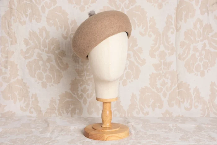 Casquete de lana beige con pompon lana impermeable Alexia