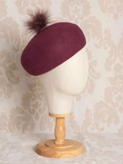 Casquete de lana burdeos con pompon lana impermeable