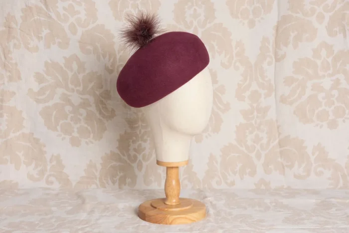 Casquete de lana burdeos con pompon lana impermeable