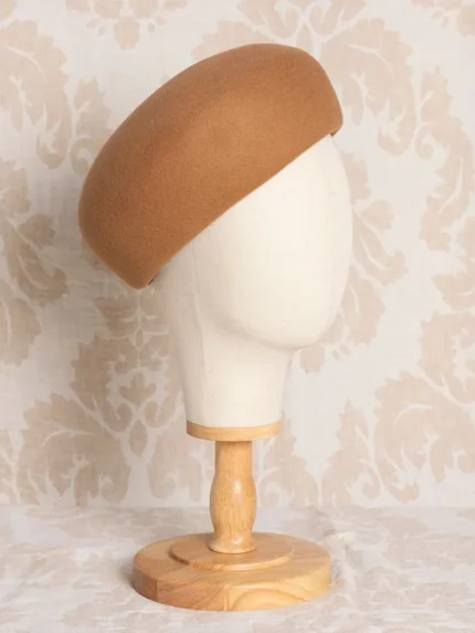 Casquete de lana camel con pompon lana impermeable Alexia
