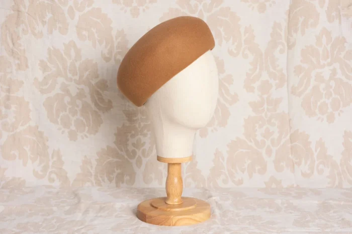 Casquete de lana camel con pompon lana impermeable Alexia