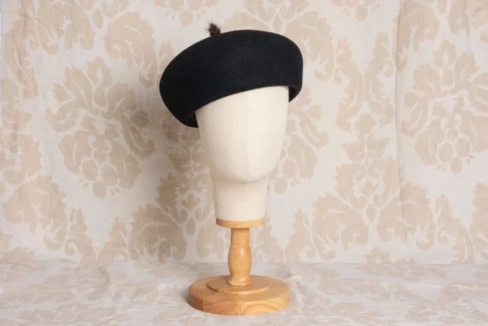 Casquete de lana negro con pompon lana impermeable Alexia
