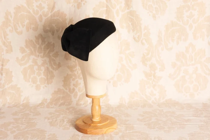 Casquete lana negro con lazo terciopelo