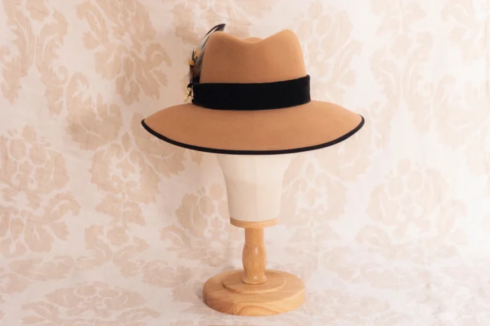 Sombrero de Invierno de Mujer Camel y Negro Lana Impermeable