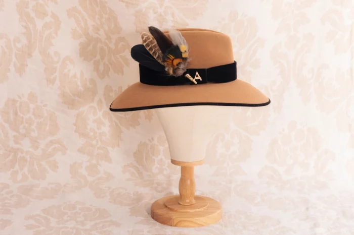 Sombrero de Invierno para Mujer Camel y Negro Lana Impermeable