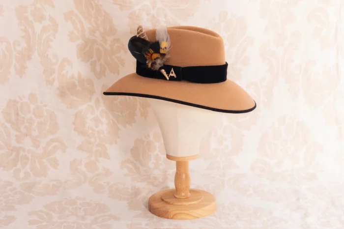 Sombrero de Otoño Invierno Campo de Mujer Camel y Negro Lana Impermeable