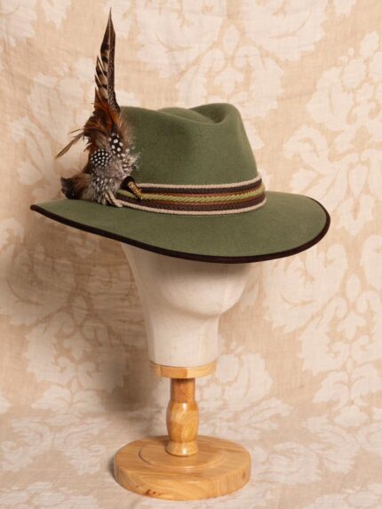 SOMBRERO ALA 8 verde manzana cordones con plumas