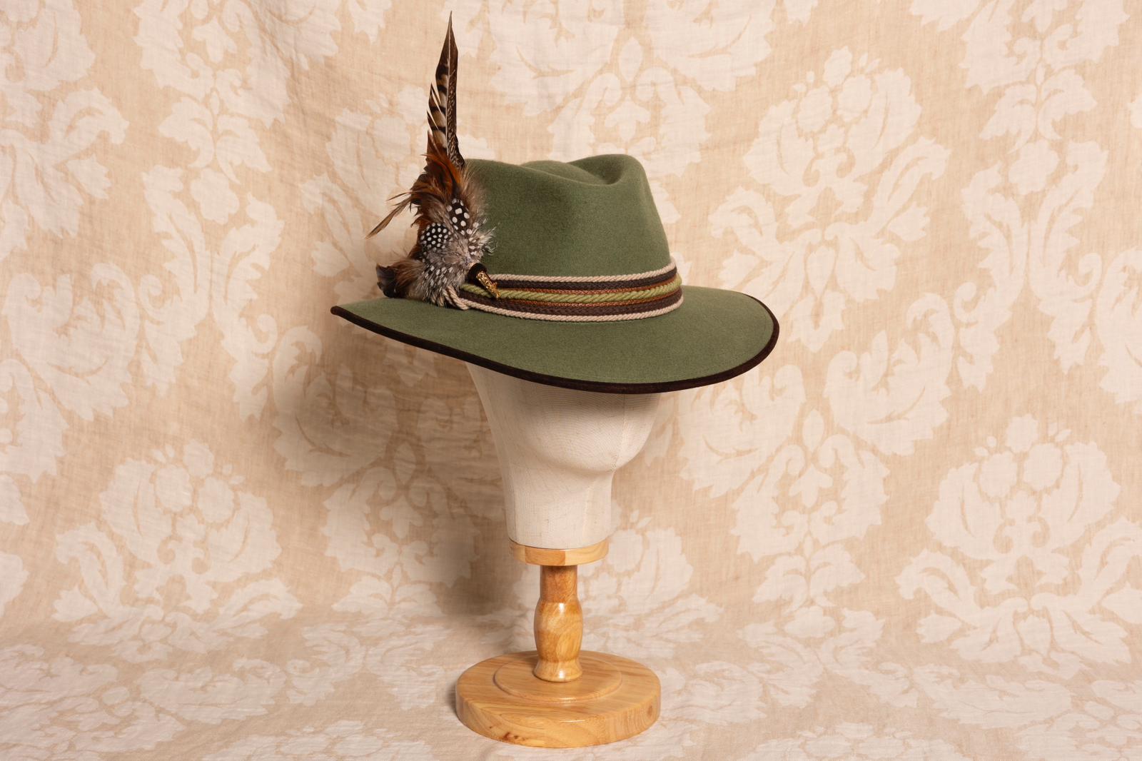 SOMBRERO ALA 8 verde manzana cordones con plumas SOMBRERO ALA 8 verde manzana cordones con plumas