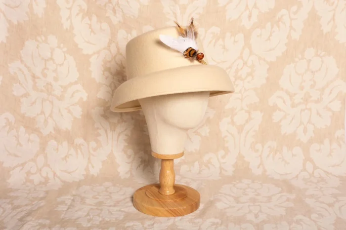 Sombrero mujer Bucket Crudo Pluma de quita y pon