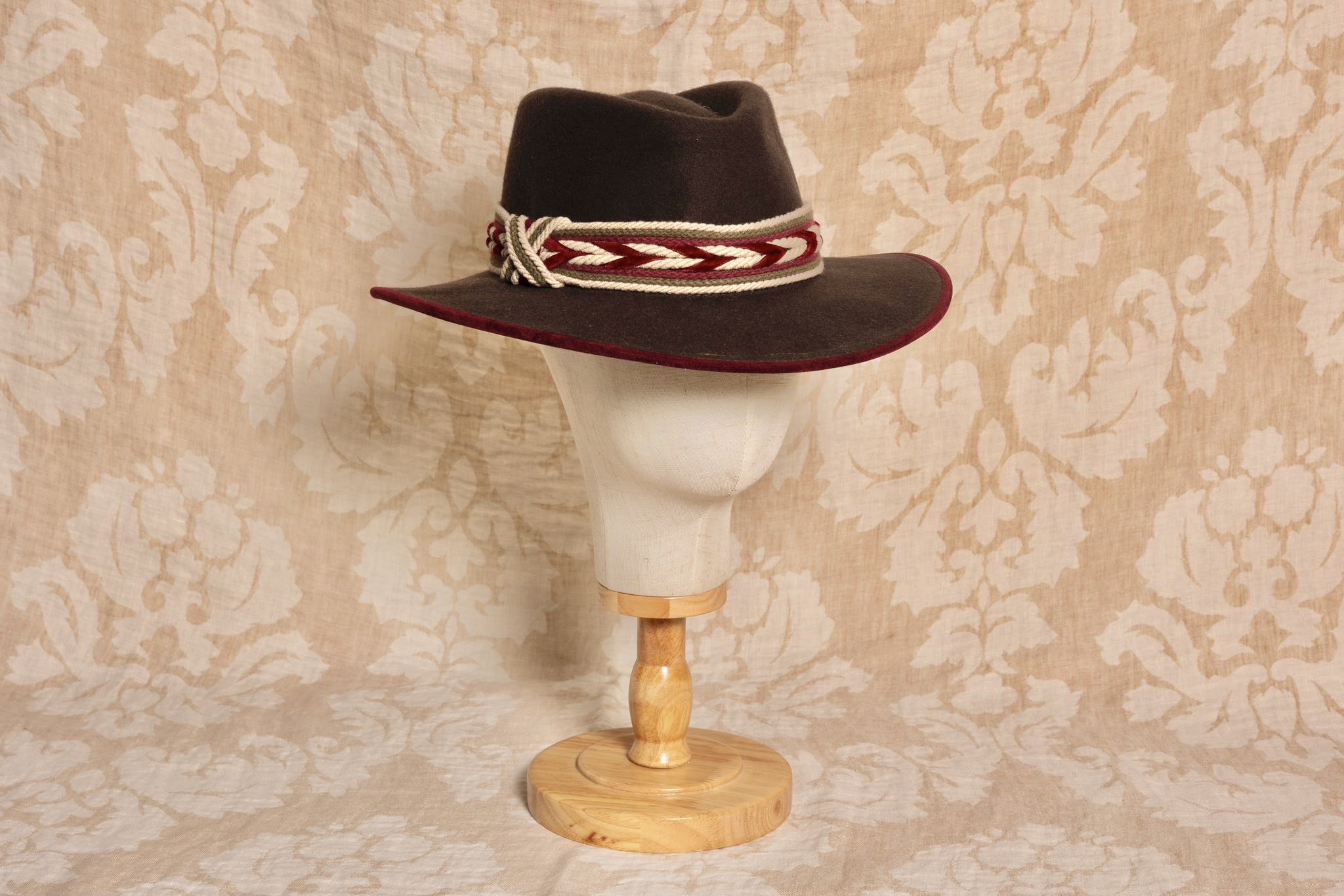 SOMBRERO ALA 8 marrón espiga burdeos (sin plumas) SOMBRERO ALA 8 marrón espiga burdeos (sin plumas)