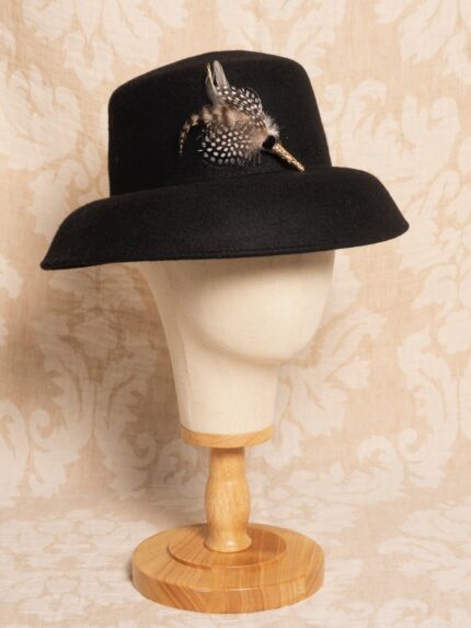 Sombrero Bucket Negro con Plumas de quita y pon