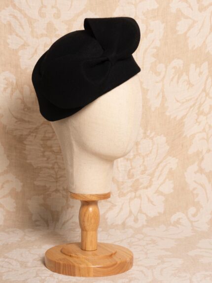 Casquete ovalado negro lana lazo